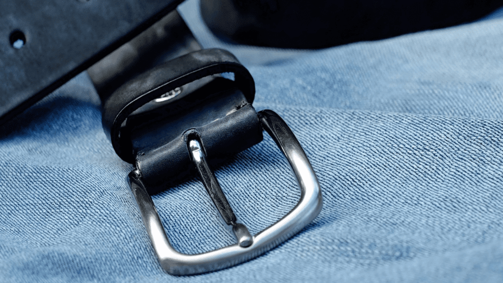 Ceinture noire sur un jean